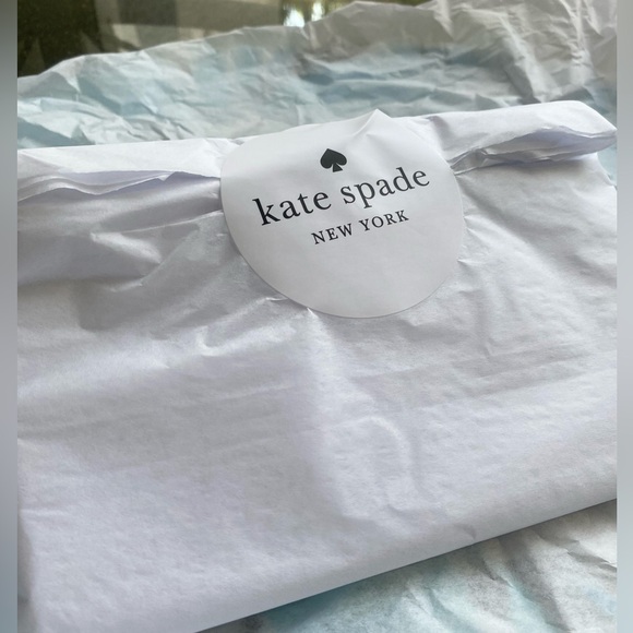 Kate Spade Daisy Medium Wristlet - Pinmount Logo - 3 Card Slots and Slip Pocket - Picture 8 of 8